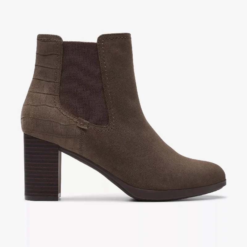 Bayla Rose Minimalist Sneaker Style  