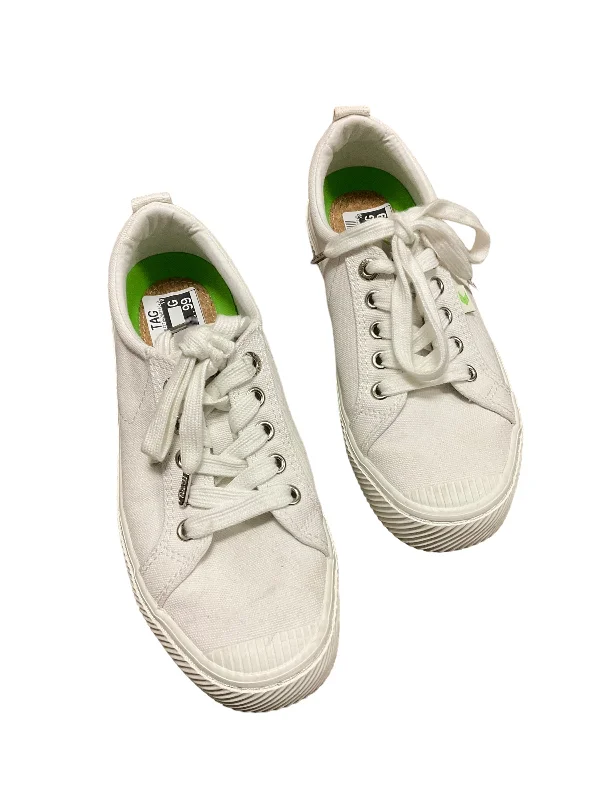 Shoes Sneakers By Cariuma In White, Size: 7 Aesthetic  
