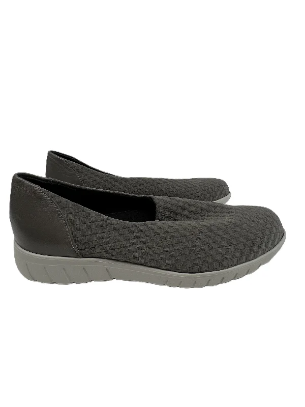Shoes Sneakers By Munro In Grey, Size: 6 Elastic - Sided Chelsea Look  