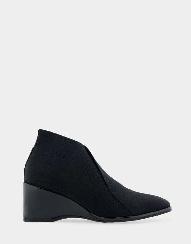 Anini Minimalist Sneaker Style  